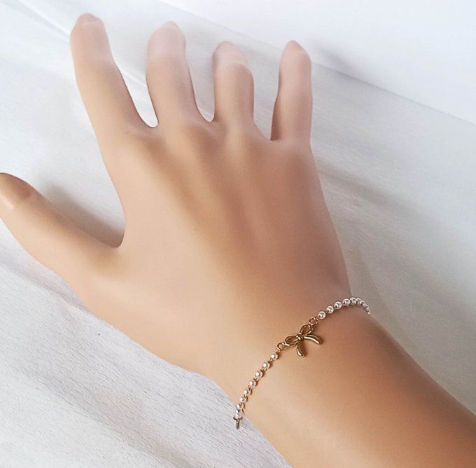 Bracelet-acier-chaine-maillon-noeud-dore-perles-nacre-blanc