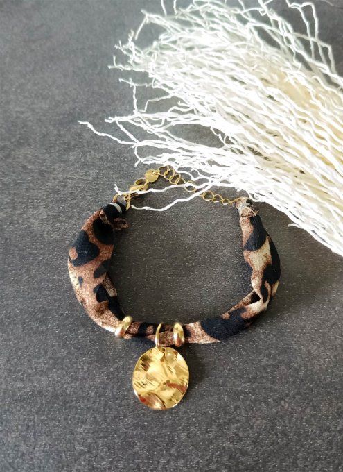 Bracelet-acier-medaille-martele-dore-tissu-leopard-marron-noir