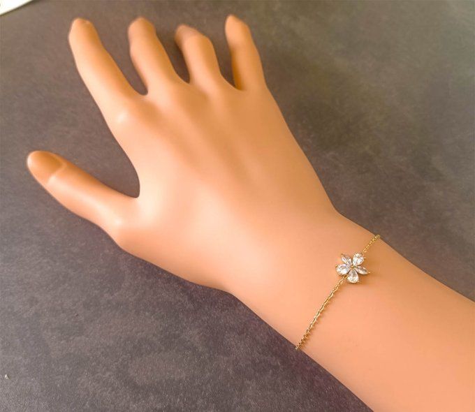 Bracelet-fleur-eclat-lumiere-fete-feerique-blanche-acier