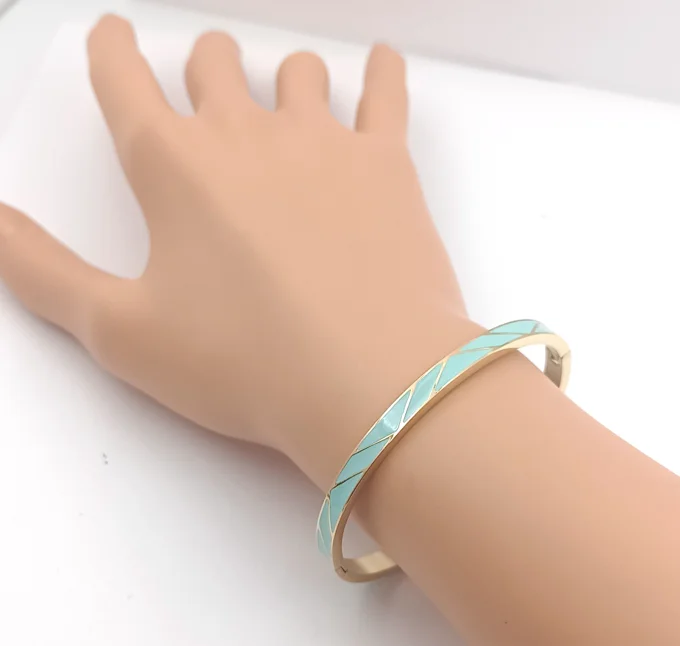 bracelet-jonc-manchette-georgette-acier-ferme-colore-emaille-bleu-clair-ciel-opale