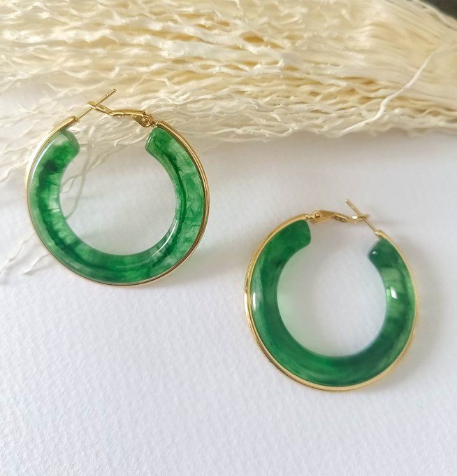 boucles-oreilles-creoles-anneaux-resine-vert