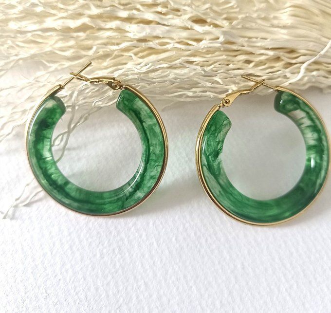 boucles-oreilles-creoles-anneaux-resine-vert