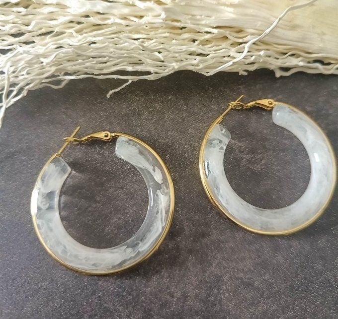 boucles-oreilles-creoles-anneaux-resine-blanc