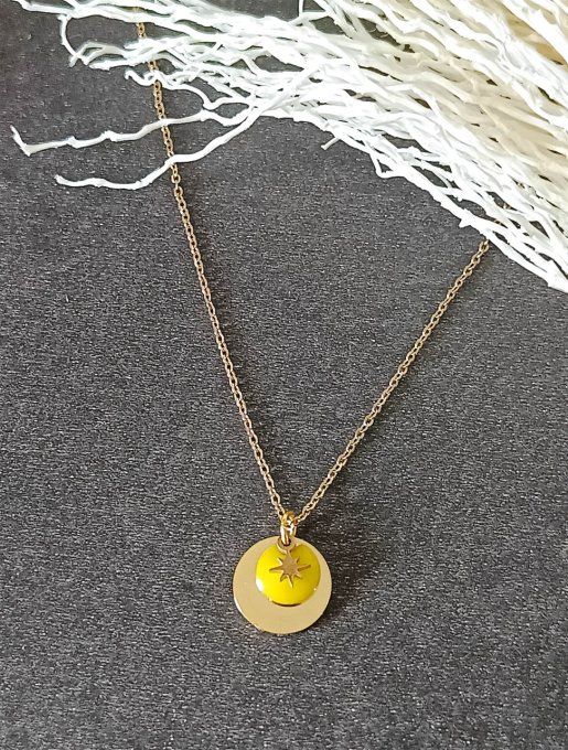 collier-acier-pendentif-rond-dore-pampille-email-jaune-etoile-dore.