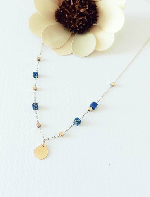 Collier-acier-dore-medaille-pierre-carre-lapis-lazuli