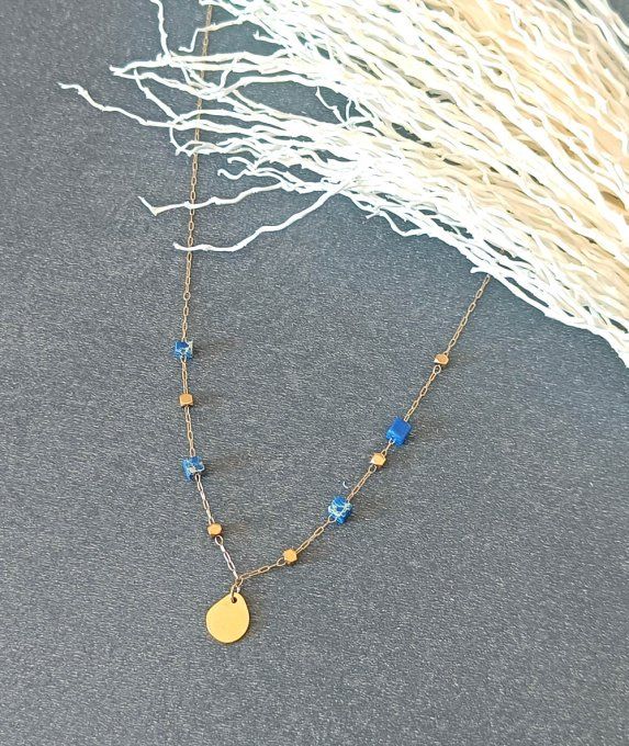 Collier-acier-dore-medaille-pierre-carre-lapis-lazuli