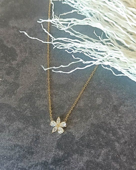 collier-acier-inoxydable-dore-fleur-verre-blanc-fete