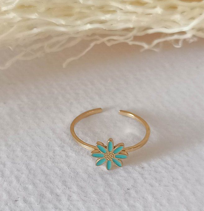 bague-ajustable-fin-acier-enfant-fille-dore-medaille-fleur-marguerite-dore-bleu